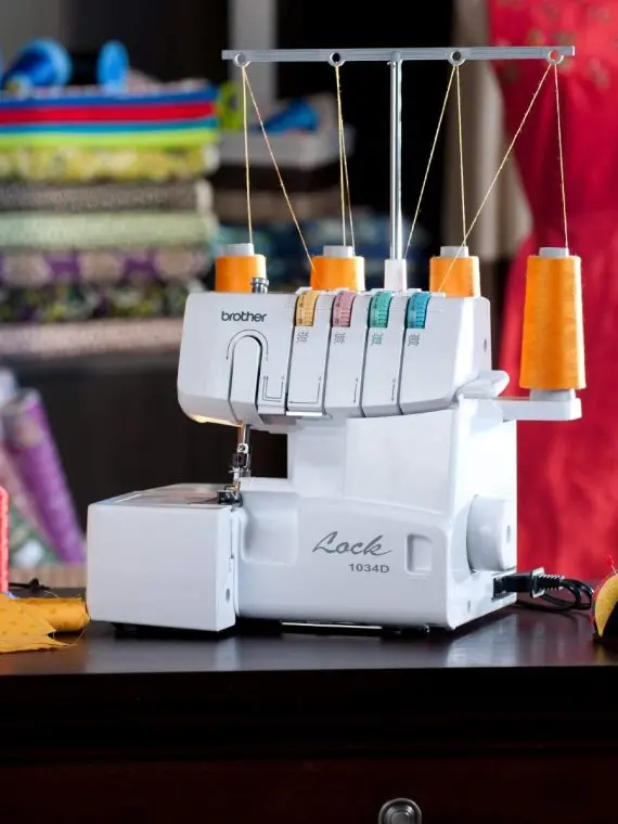 1034D Overlockmaschine von Brother – Hochleistungsgerät mit Metallrahmen, 1300 Stiche pro Minute, abnehmbarer Fadenfangschale und 3 inkludierten Nähfüßen