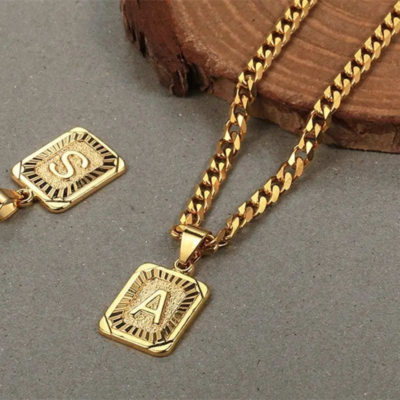 Anhänger mit Buchstabenmotiv und kubanischer Kette