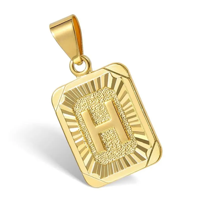 Anhänger mit Buchstabenmotiv und kubanischer Kette