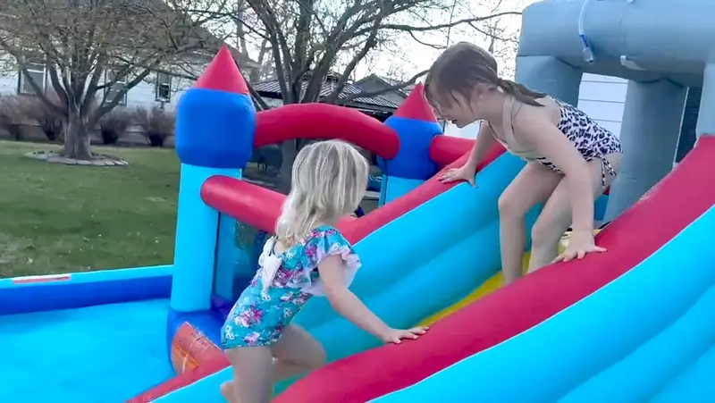 Aufblasbare Wasserrutschen für Kinder – 8-in-1-Hüpfburg-Wasserpark mit 450-W-Gebläse, Kletterwand, Planschbecken, 2 Wasserkanonen, Basketballkorb, Wasserrutsche und Krokodil-Sprinkler – ideal als Geschenk für Gartenpartys