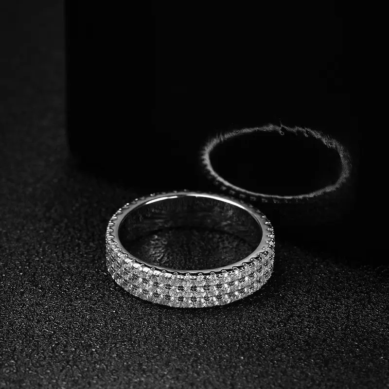 Brillanter Ring mit runden Steinen 2