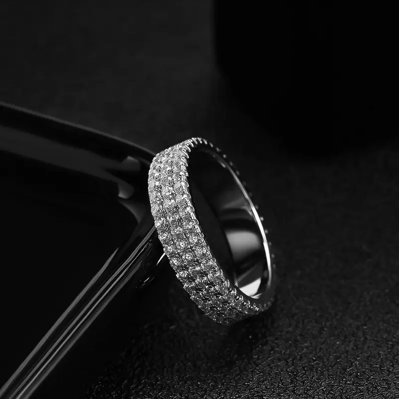 Brillanter Ring mit runden Steinen