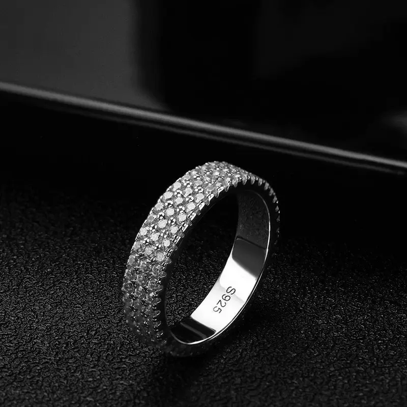 Brillanter Ring mit runden Steinen
