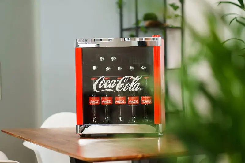 °CUBES Flaschenkühlschrank Coca-Cola Classic / 51 cm Höhe / 98 kWh/Jahr / 48 L Kühlteil 2