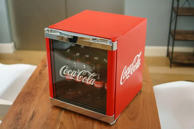 °CUBES Flaschenkühlschrank Coca-Cola Classic / 51 cm Höhe / 98 kWh/Jahr / 48 L Kühlteil