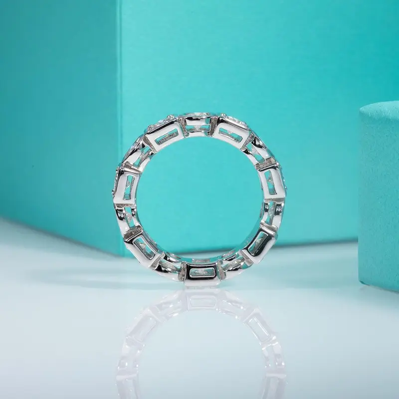 Glitzernder Ewigkeitsring mit durchgehender Steinreihe 2