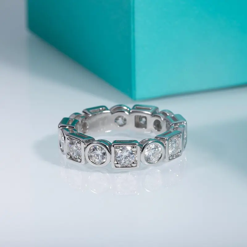 Glitzernder Ewigkeitsring mit durchgehender Steinreihe