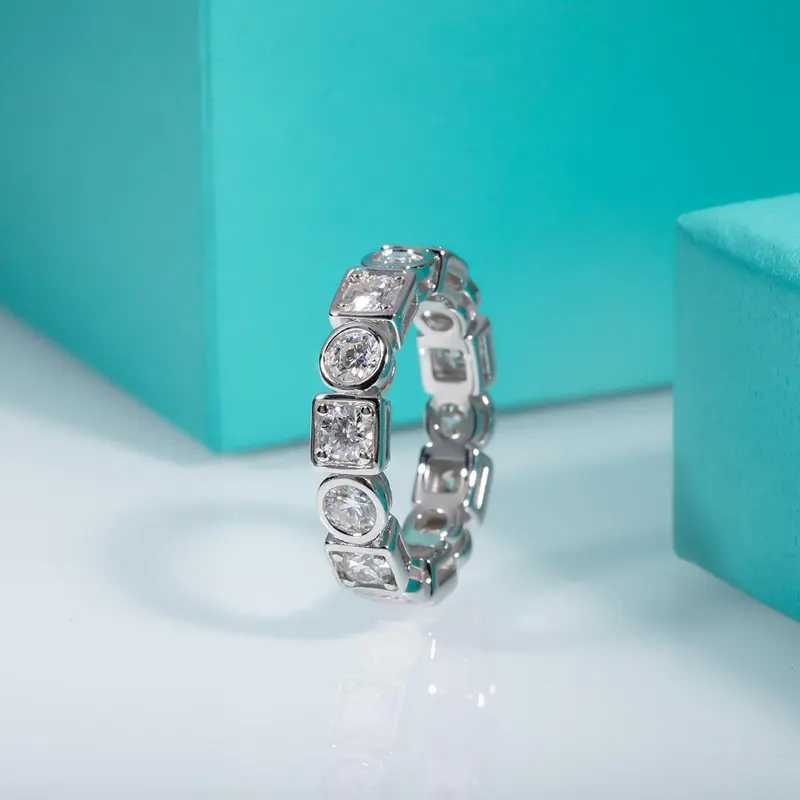 Glitzernder Ewigkeitsring mit durchgehender Steinreihe