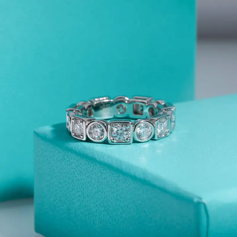 Glitzernder Ewigkeitsring mit durchgehender Steinreihe