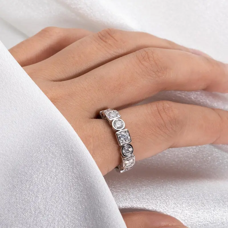 Glitzernder Ewigkeitsring mit durchgehender Steinreihe