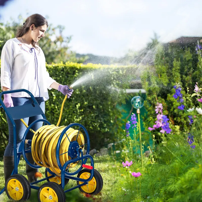 GoPlus-Gartenschlauchaufroller auf Rollwagen, robustes Bewässerungsfahrzeug mit rutschfestem Kurbelgriff und vier stabilen Rädern 2