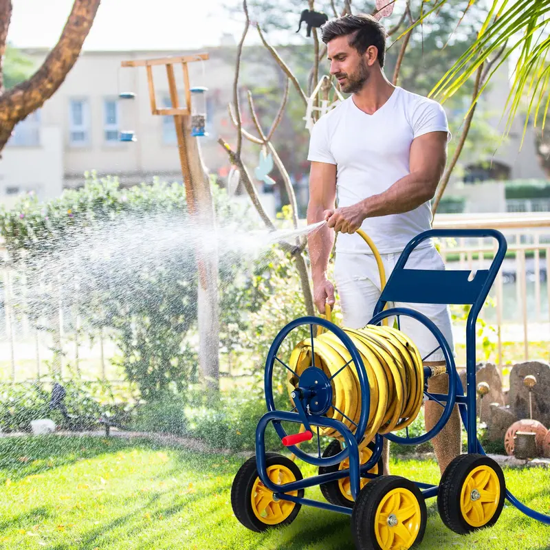GoPlus-Gartenschlauchaufroller auf Rollwagen, robustes Bewässerungsfahrzeug mit rutschfestem Kurbelgriff und vier stabilen Rädern