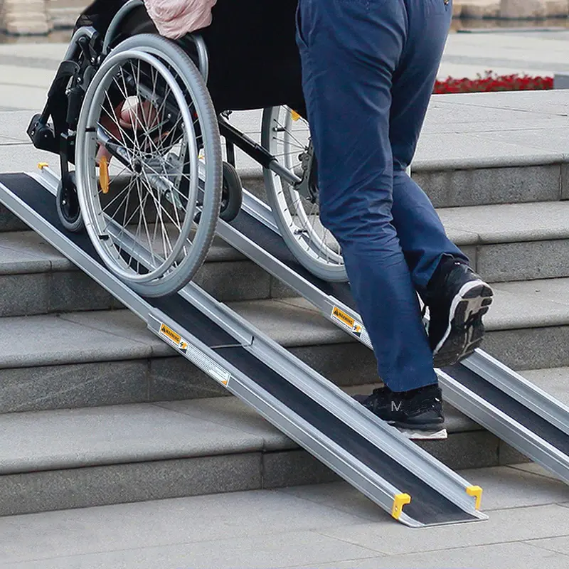 Goplus Rollstuhlrampe, verstellbare tragbare Aluminium-Rampen mit rutschfestem Belag für Treppenstufen und Haustüren (Paar) 2