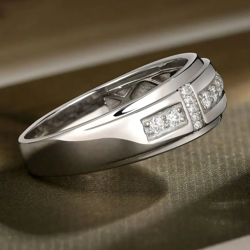 Herrenring aus elegantem Sterlingsilber mit vollständig besetztem Moissanit
