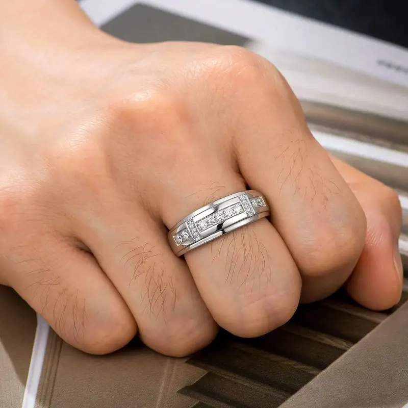 Herrenring aus elegantem Sterlingsilber mit vollständig besetztem Moissanit