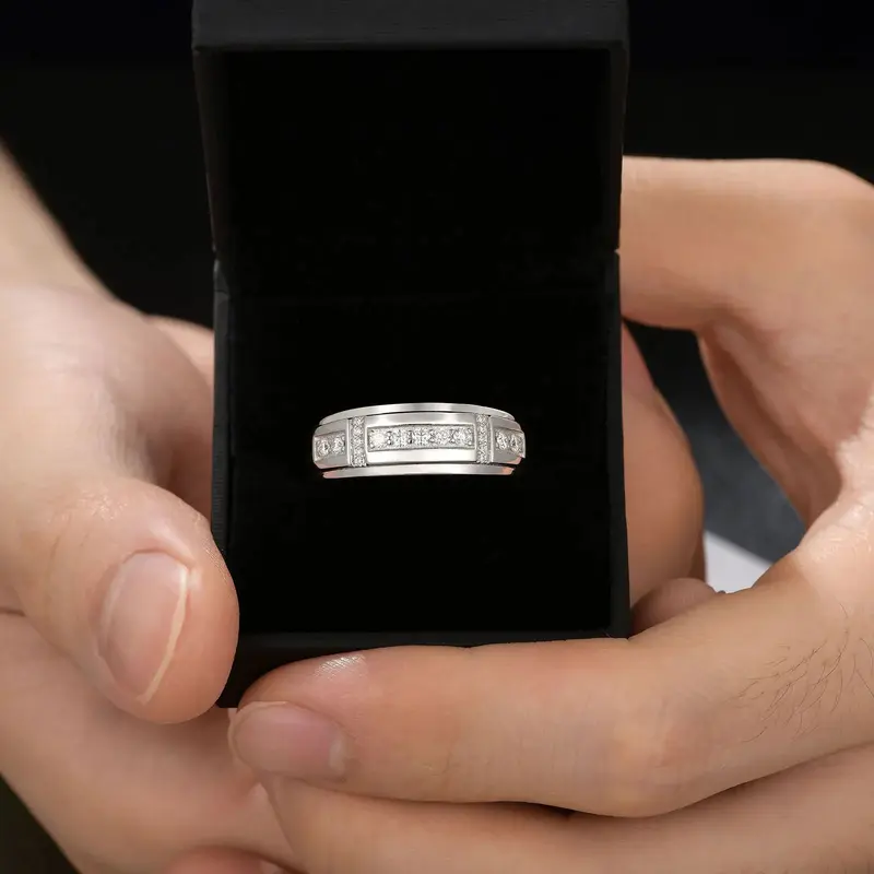 Herrenring aus elegantem Sterlingsilber mit vollständig besetztem Moissanit