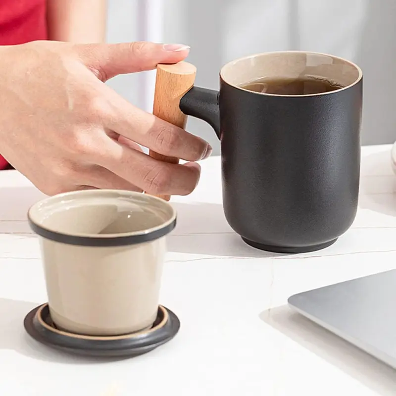 Kovat Minimalistische bereifte Keramik-Tee-Tasse mit Holzgriff, Sieb und Deckel – 400 ml mattierte Porzellan-Kaffeetasse