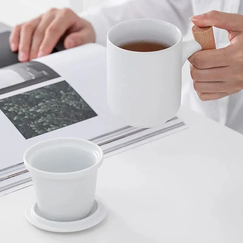 Kovat Minimalistische bereifte Keramik-Tee-Tasse mit Holzgriff, Sieb und Deckel – 400 ml mattierte Porzellan-Kaffeetasse