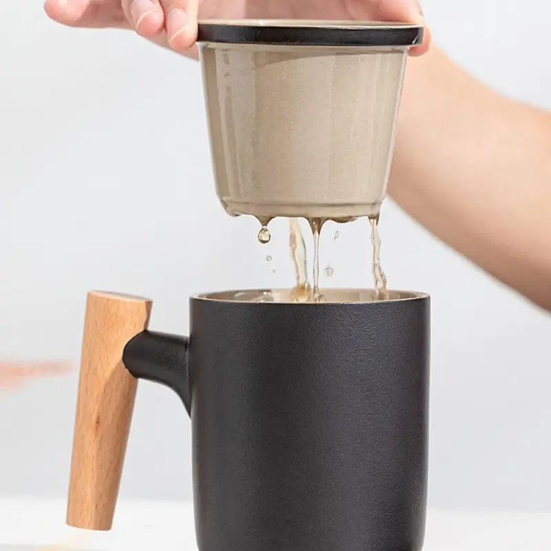 Kovat Minimalistische bereifte Keramik-Tee-Tasse mit Holzgriff, Sieb und Deckel – 400 ml mattierte Porzellan-Kaffeetasse