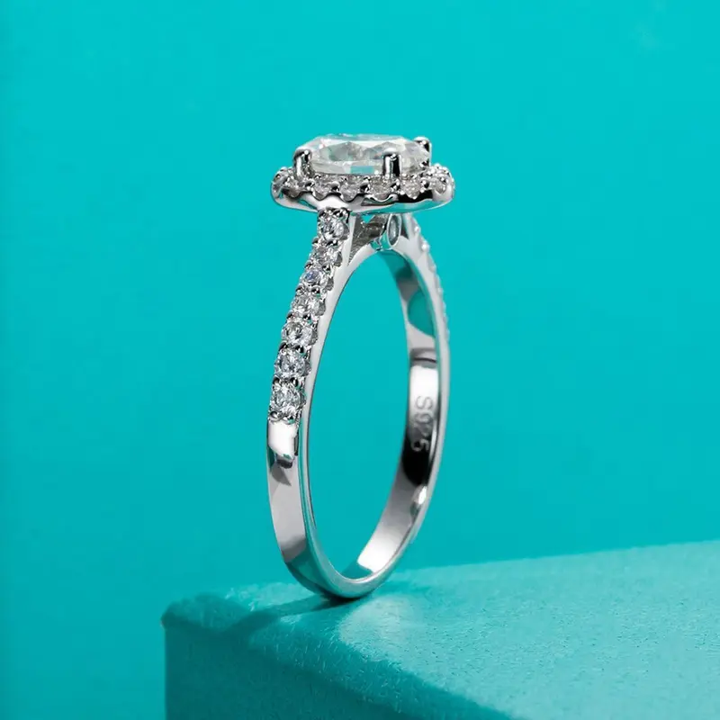 Ovaler Halo-Ring