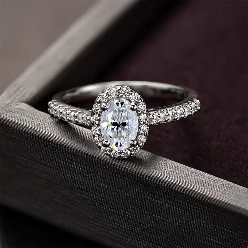 Ovaler Moissanit-Halo-Ring