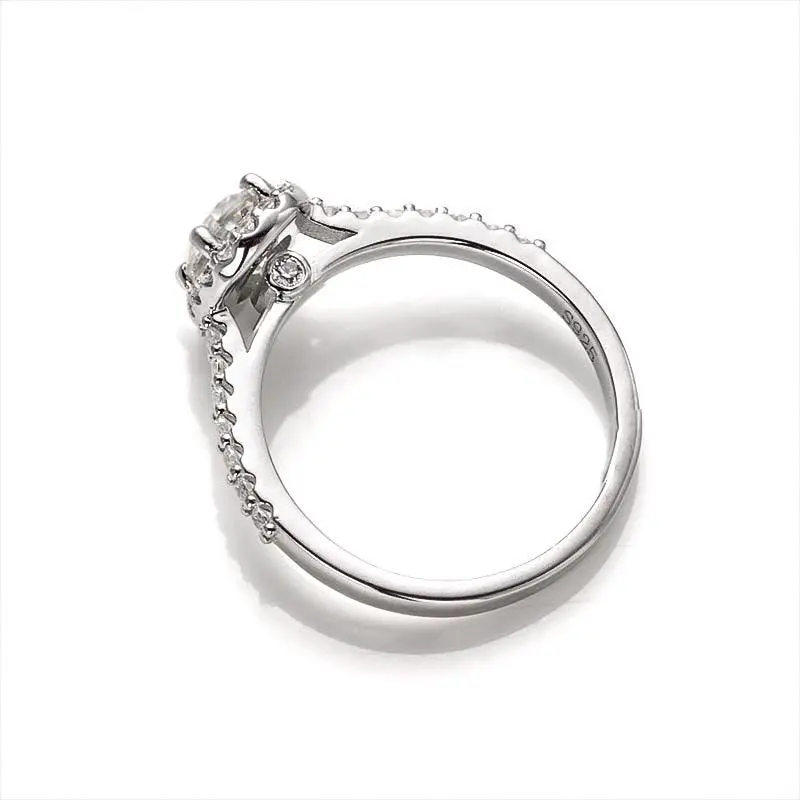 Ovaler Moissanit-Halo-Ring