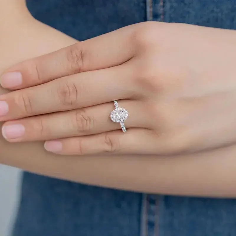 Ovaler Moissanit-Halo-Ring