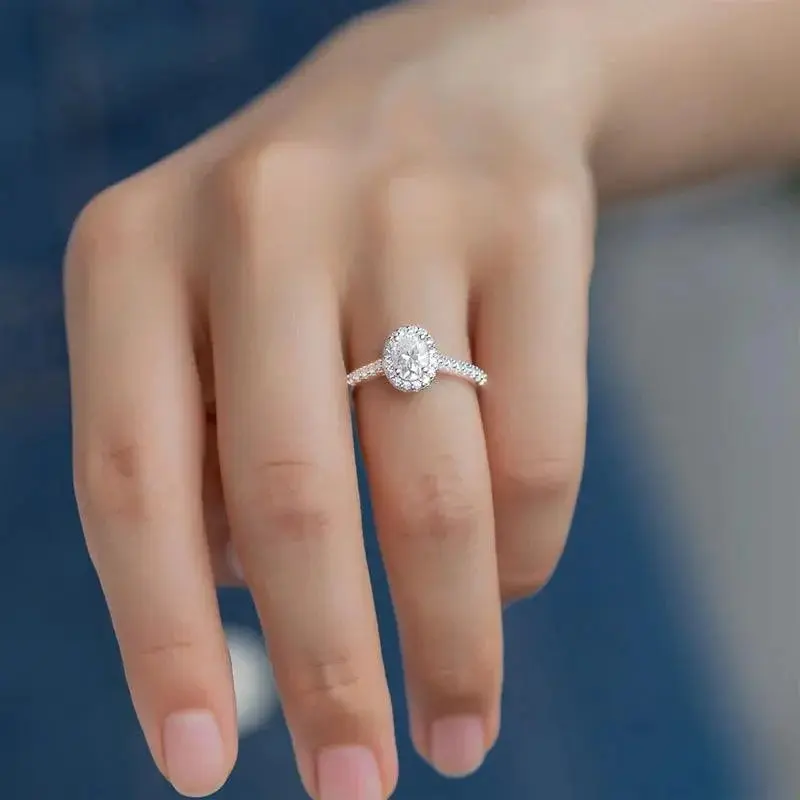 Ovaler Moissanit-Halo-Ring