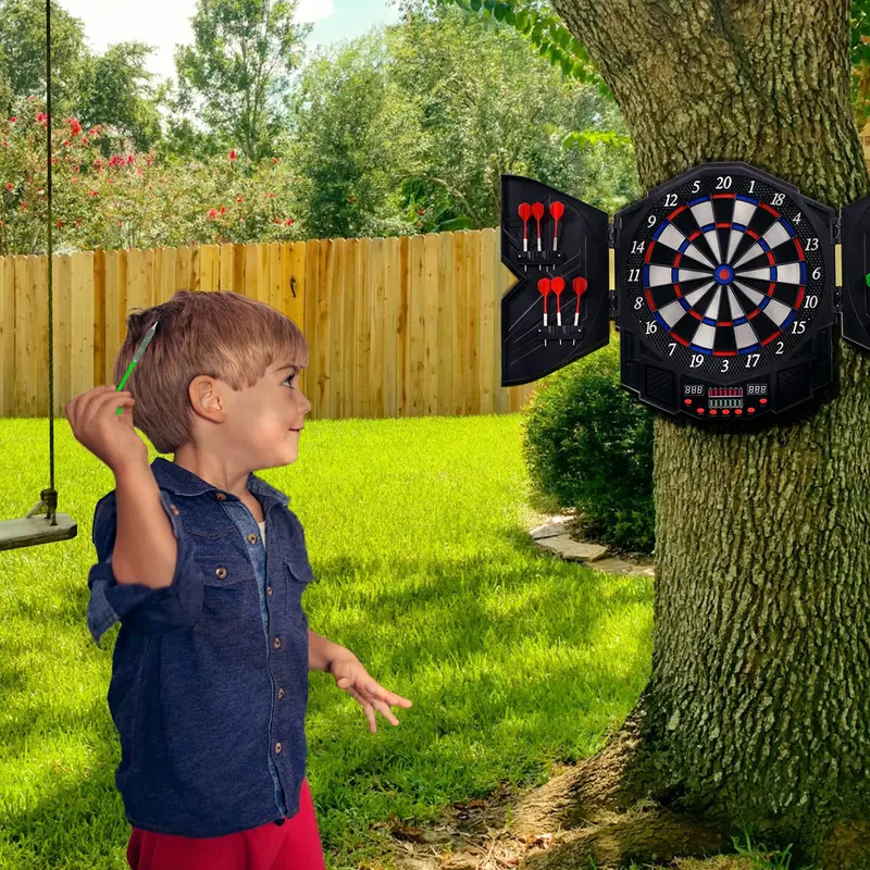 Professionelles elektronisches Dartboard im Schrank mit LED-Anzeige