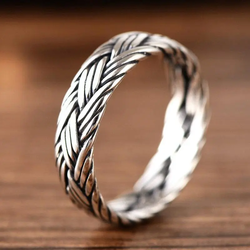 Silberner geflochtener Ring