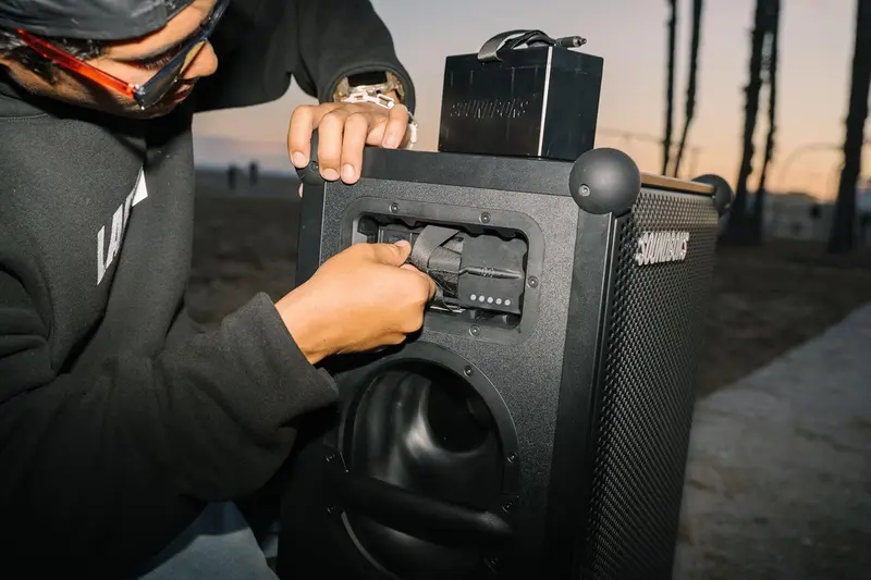 SOUNDBOKS 4 – Bluetooth-Performance-Lautsprecher mit USB-C-Aufladung und Akku – Lautester Party-Lautsprecher mit bis zu 40 Stunden Akkulaufzeit – Kabelloser und tragbarer Lautsprecher – Entwickelt in Dänemark – 126 dB (Schwarz)