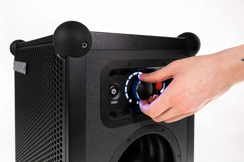 SOUNDBOKS 4 – Bluetooth-Performance-Lautsprecher mit USB-C-Aufladung und Akku – Lautester Party-Lautsprecher mit bis zu 40 Stunden Akkulaufzeit – Kabelloser und tragbarer Lautsprecher – Entwickelt in Dänemark – 126 dB (Schwarz)
