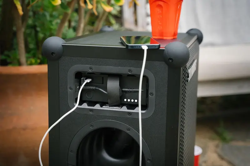 SOUNDBOKS 4 – Bluetooth-Performance-Lautsprecher mit USB-C-Aufladung und Akku – Lautester Party-Lautsprecher mit bis zu 40 Stunden Akkulaufzeit – Kabelloser und tragbarer Lautsprecher – Entwickelt in Dänemark – 126 dB (Schwarz)