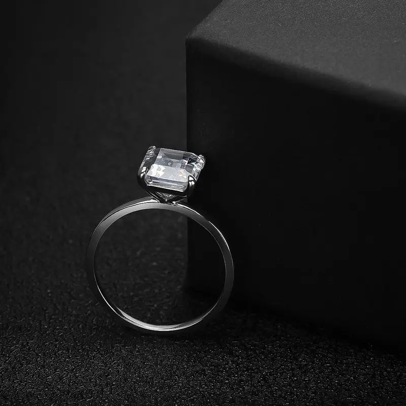 Verlobungsring mit Smaragdschliff