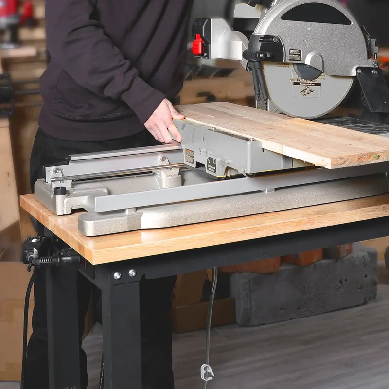 WORKPRO verstellbare Werkbank, 122 cm / 152 cm, Tragfähigkeit bis zu 907 kg, Arbeitsplatte aus Hartholz mit Steckdosen